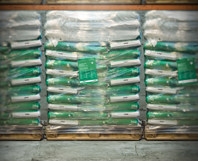 TourTurf® Excel Multiphase  18-4-8 + 1% MgO (Tee Grade)